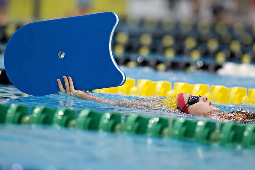 Sch&uuml;ler*in beim Schwimmen