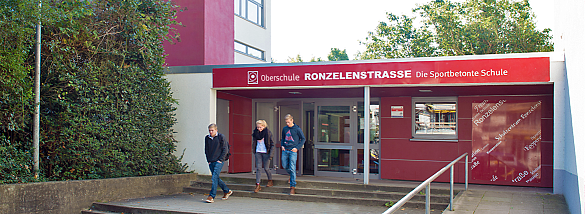 Bild des Schuleingangs