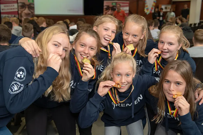 Sch&uuml;ler*innen mit Goldmedaille