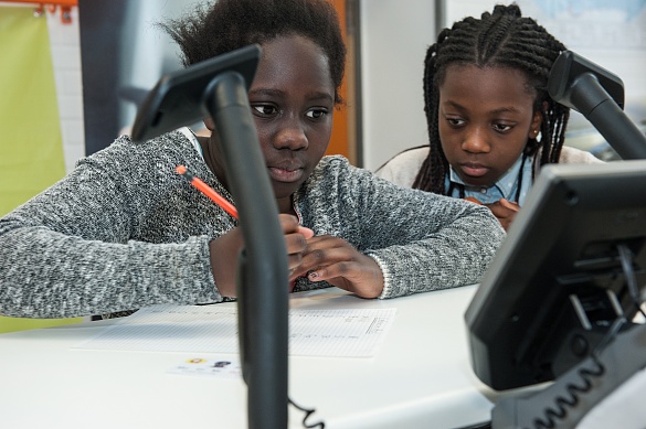 Sch&uuml;ler*innen auf dem Ergometer