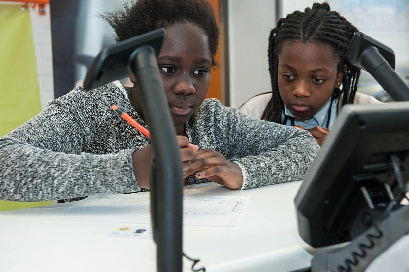 Sch&uuml;ler*innen auf dem Ergometer