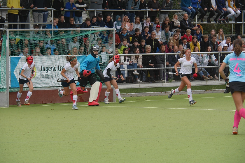 Sch&uuml;ler*innen beim Hockey