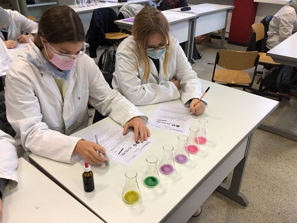 Sch&uuml;ler*innen beim Experimentieren